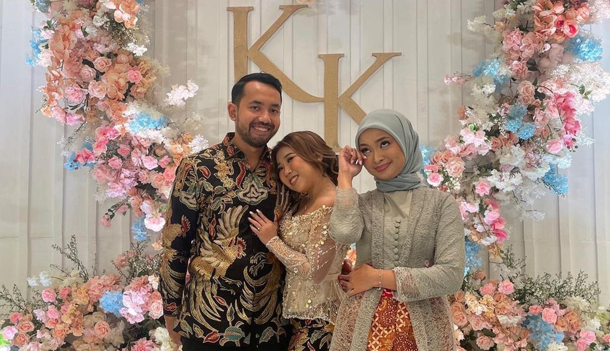 Neneng juga tampak hadir di acara lamaran Kiky Saputri dan M Khairi. Di hari bahagia sahabatnya itu, bintang film 	'Imperfect: Karier, Cinta & Timbangan' tersebut tampak begitu menawan. Ia mengenakan kebaya abu-abu dengan riasan makeup yang tampak flawless. Komika ini dipuji punya mimik wajah yang begitu meneduhkan. (Liputan6.com/IG/@nenengrismawulandari)