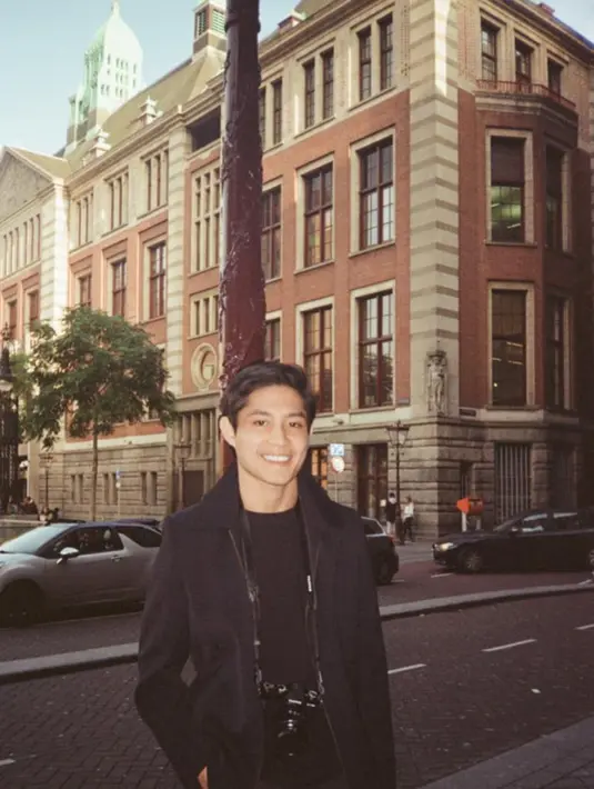 Keputusan Rassya untuk memulai bisnis di usia muda karena memang belajar dari ayah dan ibunya. "Sekarang sih lagi coba ke usaha sih sebenarnya, ya masih nyoba lah," paparnya. (Instagram/teukurassya)