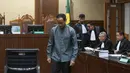 Sebagai informasi, Nadiem Anwar Makarim dilantik sebagai Menteri Pendidikan, Kebudayaan, Riset, dan Teknologi (Mendikbudristek) pada Oktober 2019. Tampak dalam foto, mantan Menteri Pendidikan, Kebudayaan, Riset, dan Teknologi (Mendikbudristek) Nadiem Anwar Makarim (tengah) sesaat sebelum dimulainya sidang kasus dugaan tindak pidana korupsi (Tipikor) terkait program digitalisasi pendidikan berupa pengadaan laptop Chromebook dan Chrome Device Management (CDM) di lingkungan Kemendikbudristek tahun 2019–2022 di Pengadilan Tipikor, Jakarta, Senin (5/1/2026). (merdeka.com/Arie Basuki)