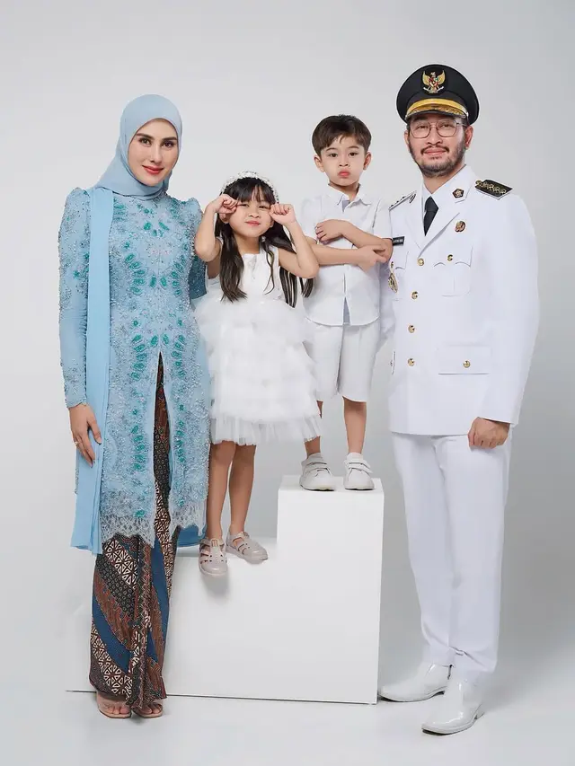 Gaya Pemotretan Keluarga Ritchie Ismail dan Syahnaz Sadiqah Usai Dilantik
