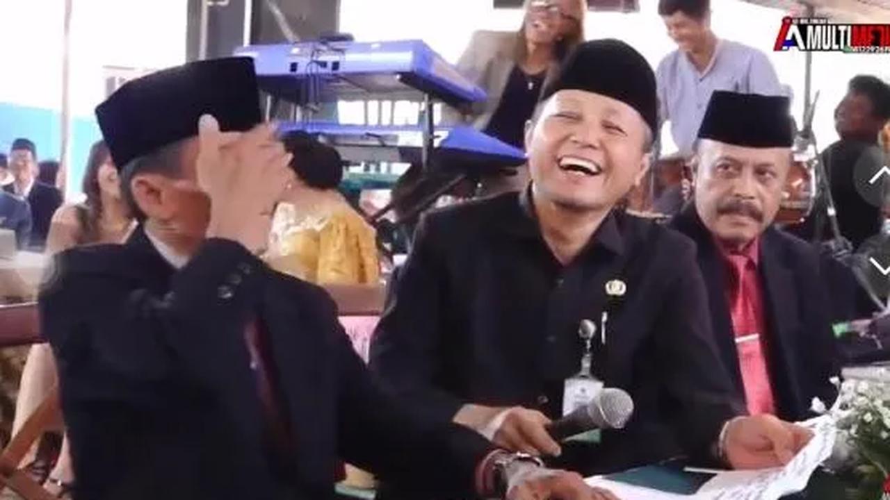 Sontak saja, pihak keluarga, tamu, petugas KUA, hingga kedua mempelai pun turut bereaksi.