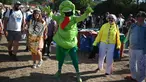 Pengunjung festival menghadiri festival Glastonbury Hari ke-2 di desa Pilton di Somerset, barat daya Inggris, pada 22 Juni 2023. Festival berlangsung dari 21 Juni hingga 26 Juni. (Photo by Oli SCARFF / AFP)
