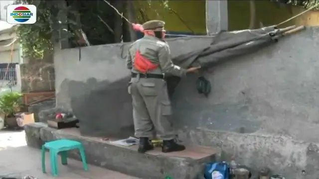 Petugas gabungan Satpol PP bersama Dinas Perhubungan Jakarta menertibkan trotoar di wilayah Setiabudi, Jakarta Selatan, Rabu (2/8/2017).