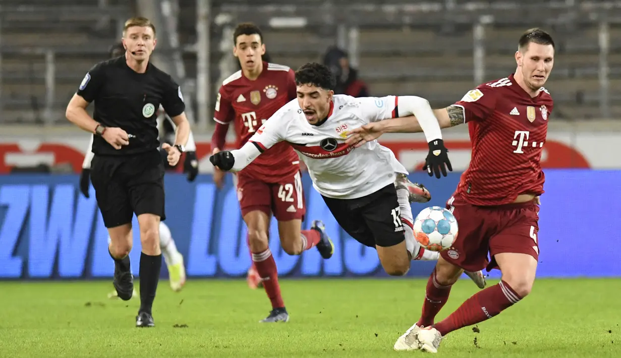 Tuan rumah VFB Stuttgart mampu mengimbangi Bayern Munchen hingga pertengahan babak pertama. Bahkan pergerakan Omar Marmoush mampu merepotkan pertahanan Die Roten yang digalang Niklas Suele. (AFP/Thomas Kienzle)