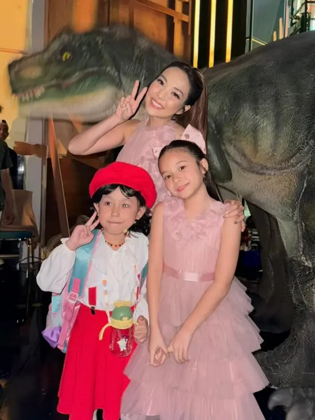 6 Potret Adu Gaya Kembar Ibu Anak Ayu Ting Ting-Bilqis dan Gisella Anastasia-Gempi Tampil di Acara yang Sama