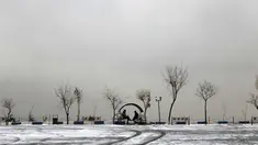 Orang-orang menikmati waktu mereka dalam cuaca bersalju di daerah pegunungan yang menghadap ke ibukota Teheran, Iran (18/12/2021). (AP Photo/Vahid Salemi)