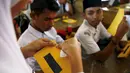 Pelajar merakit kacamata filter matahari buatan sendiri dalam workshop bersama Hong Kong Astronomical Society dan LAPAN di Ternate, (7/3). Kacamata ini akan digunakan untuk mengamati Gerhana Matahari Total. (REUTERS/Beawiharta)