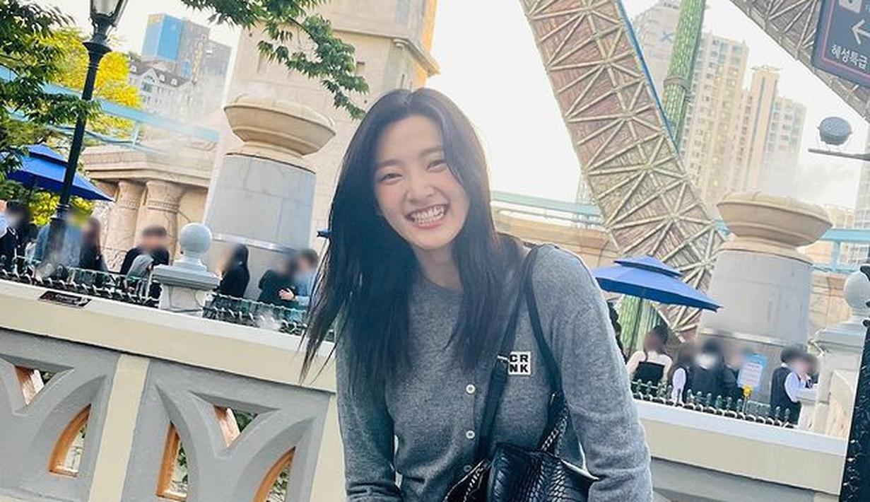 Soeun resmi debut sebagai member Weeekly pada bulan Mei 2020 di usianya yang ke-18. (FOTO: instagram.com/_weeekly/)
