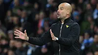 Pelatih Manchester City, Pep Guardiola mengintruiksikan para pemainnya saat berhadapan dengan Southampton di Stadion Etihad di Inggris (29/11). City menang 2-1 atas Southampton. (AFP Photo/Lindsey Parnaby)