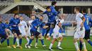 Bek Italia, Giovanni Di Lorenzo, berusaha menyundul bola saat menghadapi Estonia pada laga uji coba di Stadion Artemino Franchi, Kamis (12/11/2020) dini hari WIB. Italia menang 4-0 atas Estonia. (AFP/Alberto Pizzoli)