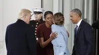 Barack Obama dan Istri sambut Donald Trump dan Istri di Gedung Putih, Washington DC, AS, Jumat (20/1). (AP Photo)