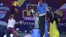 Pemain andalan Jakarta Popsivo Polwan, Yonkaira Pena melakukan spike keras ke arah daerah pertahanan Jakarta Electric PLN dalam lanjutan putaran kedua Proliga 2026 di GOR Utama, Bojonegoro pada Jumat (13/02/2026).