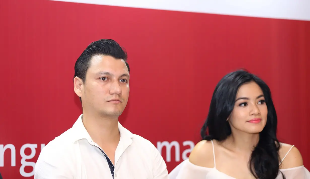 Meski pintar memainkan gadget, Titi maipun Christian mengaku membatasi sang anak hanya pada akhir pekan. (Andy Masela/Bintang.com)