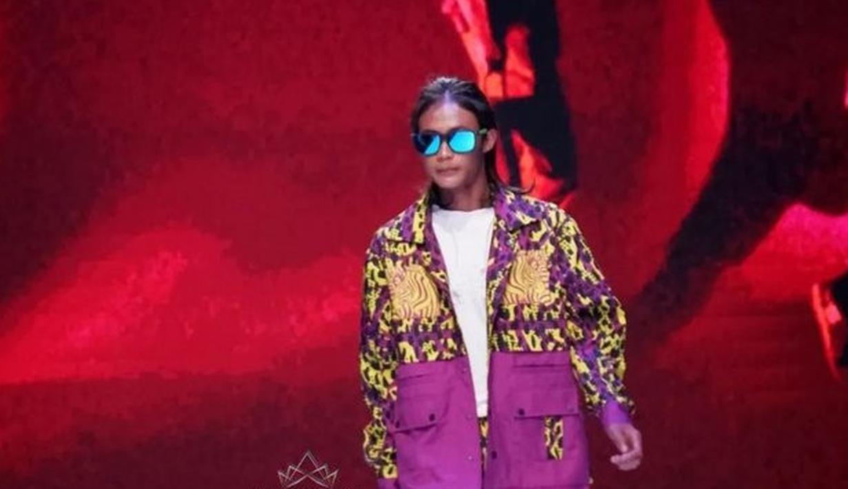 <p>Bonge memang dienal lama dengan penampilan kece. Ia terlihat mengenakan jaket gaya modern dengan memadukan motif corak yang mencolok.(Liputan6.com/IG/@rand.photograph).</p>