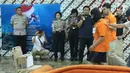 Tersangka HS pelaku kasus pembunuhan satu keluarga di Bekasi digiring untuk melakukan pra-rekonstruksi di Polda Metro Jaya, Jakarta, Senin (19/11). 35 adegan diperagakan dari 57 yang akan diperagakan saat rekonstruksi. (Liputan6.com/Helmi Fithriansyah)