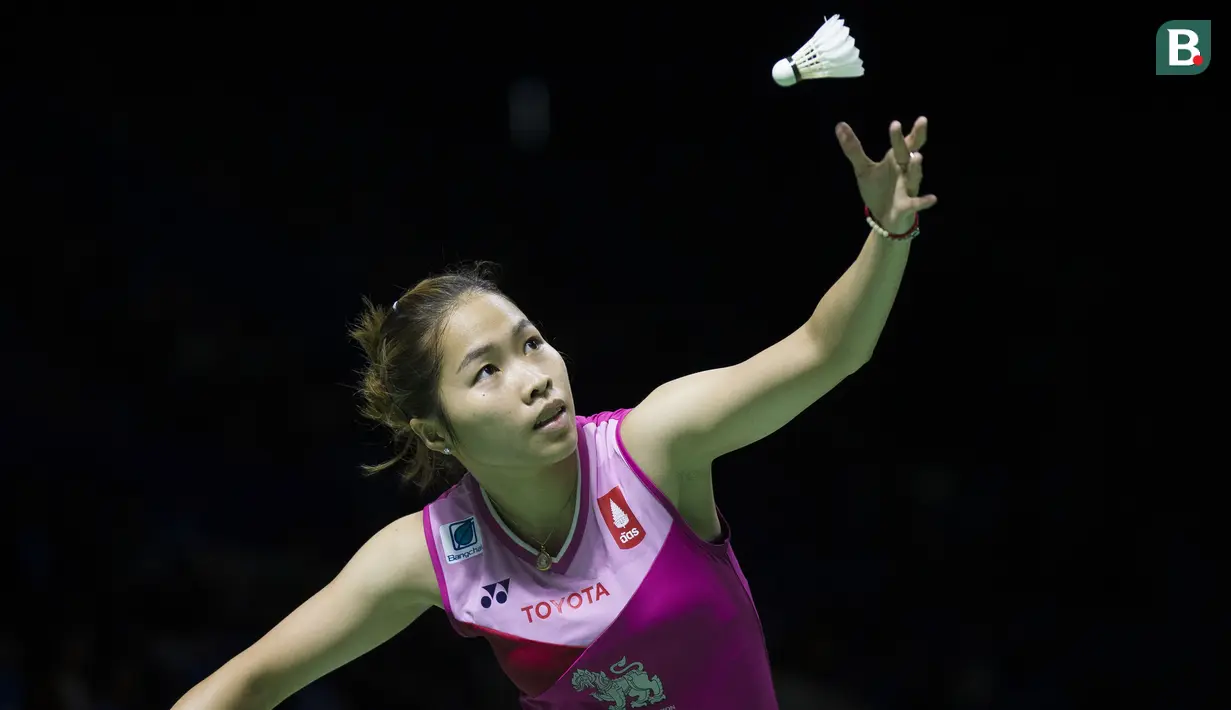 Ratchanok Intanon pebulutangkis puteri asal Thailand menang 2 gim langsung atas Ruselli Hartawan 21-14, 21-14. (Bola.com/Peksi Cahyo)