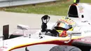 Ekspresi Rio Haryanto setelah meraih juara di Sprint Race GP2 Seri Inggris yang berlangsung di Sirkuit Silverstone, Inggris. Minggu (5/7/2015). (GP2 Media Service)