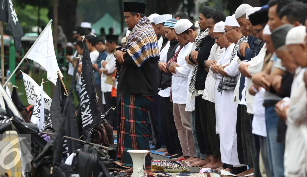 Peserta Aksi Damai 4 November melaksanakan Salat Jumat di Jalan Merdeka Barat, Jakarta, Jumat (4/11). Aksi Damai ini menuntut Pemerintah untuk segera mengadili Ahok karena dinilai telah menistakan agama. (Liputan6.com/Faizal Fanani)