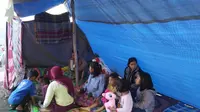 Gempa Lombok menyisakan rasa takut dan waspada bagi warga. Mereka pun mengungsi di tempat aman. (Liputan6.com/Sunariyah)