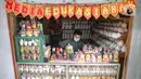 Pekerja memajang boneka karakter kartun di Saung Art Gallery, Pondok Cabe, Tangerang Selatan, Banten, Kamis (6/1/2022). Selain menjadi sarana edukasi, boneka berbahan gipsum yang dapat digunakan sebagai celengan ini dijual dengan harga Rp 20 ribu-Rp 40 ribu per buah. (Liputan6.com/Faizal Fanani)