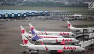 Pesawat maskapai Lion Air terparkir di areal Bandara Soekarno Hatta, Tangerang, Kamis (16/5/2019). Berdasarkan hasil Rapat Koordinasi antara Kementerian Bidang Perekonomian dan Kementerian Perhubungan memutuskan tarif batas atas tiket pesawat turun sebesar 12-16 persen. (Liputan6.com/Faizal Fanani)