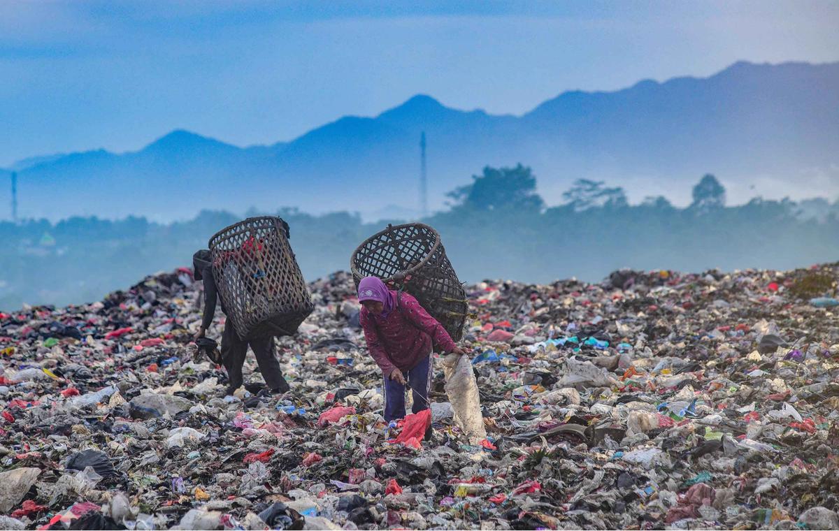 FOTO: TPA Galuga, Gunung Sampah di Tengah Keindahan Alam Bogor.