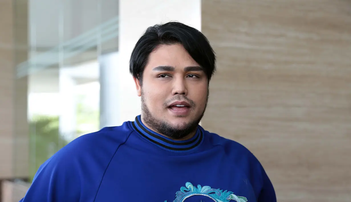 Beberapa hari belakangan ini, dunia hiburan rame membicarakan terkait rencana Ivan Gunawan yang akan melamar janda satu anak, Ayu Ting Ting. Saat ditemui di kawasan Tendean, Ivan minta dimudahkan dan dilancarkan. (Deki Prayoga/Bintang.com)