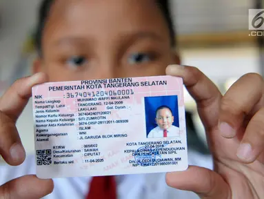 Seorang siswa menunjukkan Kartu Identitas Anak (KIA) di SD Negeri 01 Sawah Baru, Ciputat, Jumat (27/4). KIA diberikan kepada anak-anak yang berusia dibawah 17 tahun. (Merdeka.com/Arie Basuki)