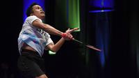 Tunggal putra Indonesia, Anthony Sinisuka Ginting melepaskan smes ke arah lawannya pemain Prancis, Christo Popov pada laga semifinal kejuaraan bulu tangkis All England 2024 di Utilita Arena, Birmingham, Inggris, Sabtu (16/3/2024) sore WIB. Anthony Ginting menang rubber game 19-21, 21-5 dan 21-11. (AP Photo/Rui Vieira)