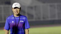 Pelatih Timnas Indonesia, Shin Tae-yong, saat sesi latihan di Stadion Madya, Jakarta, Senin, (17/2/2020). Latihan tersebut untuk persiapan laga Kualifikasi Piala Dunia 2022 zona Asia. (Bola.com/M Iqbal Ichsan)