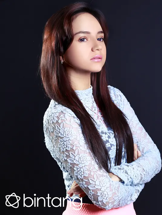 Mengikuti anjuran orangtuanya, ia pun hanya mengambil syuting sinetron disaat libur atau pas akhir pekan. (Fotographer: Galih W. Satria , Digital Imaging: Muhammad Iqbal Nurfajri/Bintang.com)