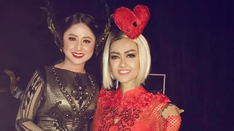 Dewi Perssik dan Julia Perez