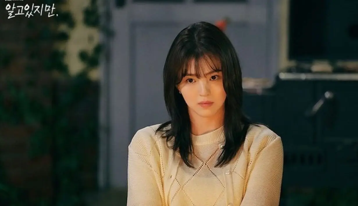 Gaya rambut Han Soo Hee bisa dijadikan inspirasi. Ia tampil dengan model rambut shaggy layer sebagai Yoo Na Bi di Nevertheless. (Instagram/hansohee.fanpage).