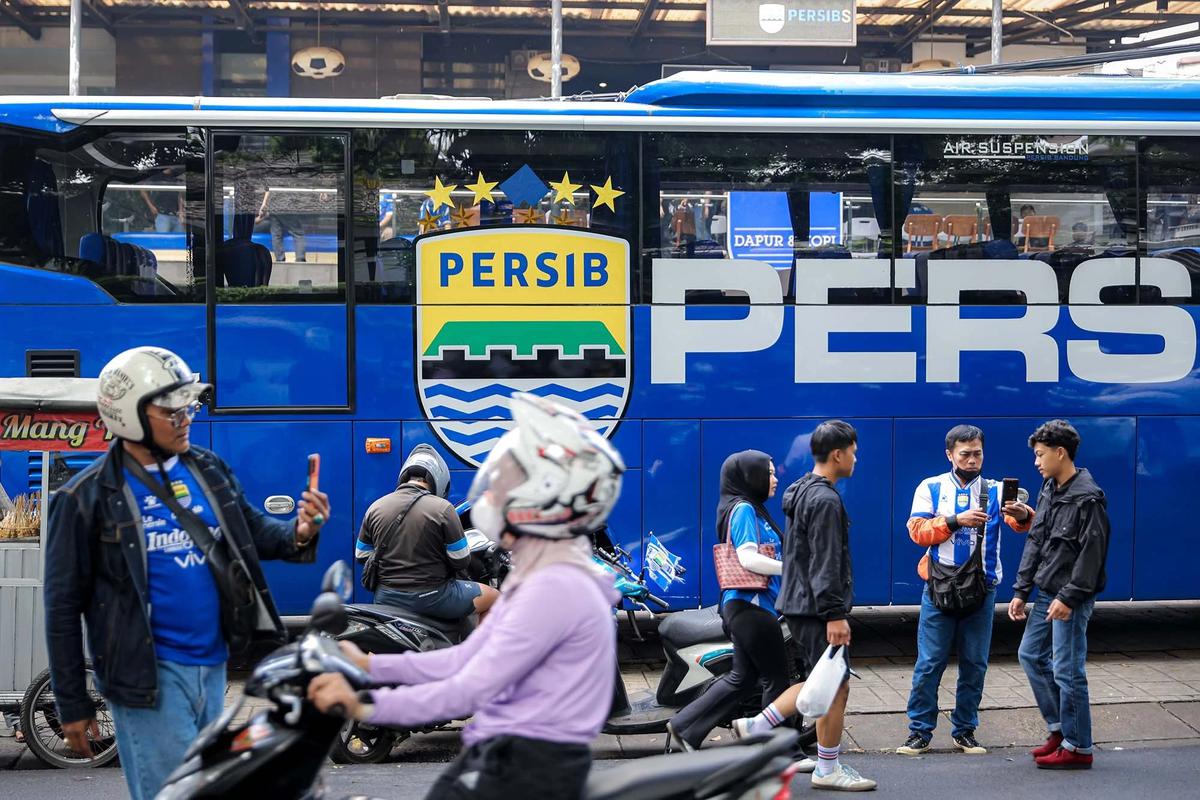 Warga Bandung serbu jersey dan merchandise jelang laga penentuan juara BRI Super League 2025/2025 antara Persib Bandung melawan Persijap Jepara  di Persib Store, Bandung, Sabtu (23/05/2026).
