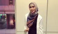 Berhijab bukan bearti fenita tak pantas bergaya kasual. Coba lihat saja yang satu ini, Fenita mengenakan celana jeans dengan atasan hitam dan blazer putih. Untuk hijabnya pun, lagi-lagi Fenita menutupi bagian dadanya. (Instagram/fenitarie)