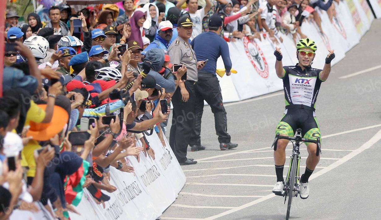 Pebalap dari Korea Cycling Team, Jang Jyunggu, merayakan keberhasilannya menjuarai Etape 6 Tour de Singkarak 2016 di Sawahlunto, Sumatera Barat, Kamis (11/8/2016). (Bola.com/Nicklas Hanoatubun)