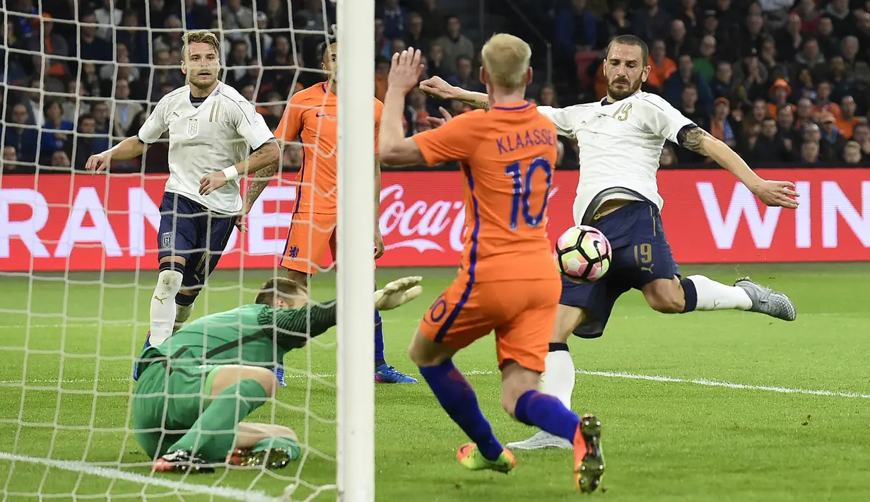 Bek Italia, Leonardo Bonucci, berhasil menjebol gawang Belanda. Gol Italia dicetak oleh Eder Martins, pada menit ke-11 dan Leonardo Bonucci, menit-32, sedangkan gol Belanda datang dari lesakan bunuh diri Alessio Romagnoli menit ke-10. (AFP/John Thys)