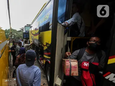 Pemudik arus balik Lebaran Idul Fitri 2023 tiba dengan bus di Terminal Lebak Bulus, Jakarta, Rabu (26/4/2023). (Liputan6.com/Johan Tallo)
