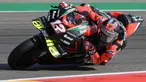 Maverick Vinales menjadi satu-satunya pembalap yang berpindah tim di pertengahan musim ini. Kepindahan Vinales di Aprilia dijadwalkan pada musim 2022, namun kontraknya berakhir lebih cepat akibat beberapa hal, salah satunya konflik internal. (Foto: AFP/Lluis Gene)