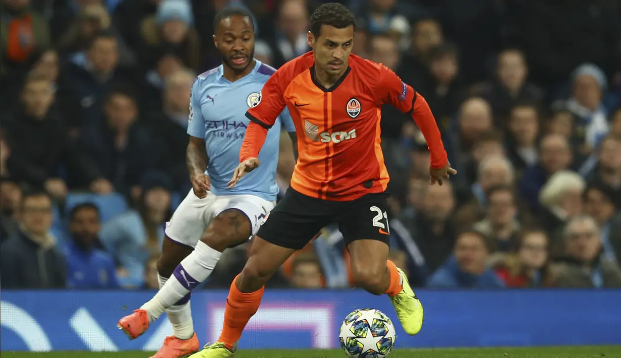 Pemain Shakhtar Donetsk, Alan Patrick menggiring bola dari kawalan penyerang Manchester City, Raheem Sterling pada pertandingan Grup C Liga Champions di Stadion Etihad, Inggris (26/11/2019). Manchester City bermain imbang 1-1 atas Shakhtar Donetsk. (AP Photo/Dave Thompson)