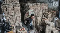 Pekerja saat mengangkut peti telur ayam di salah satu agen di Jakarta, Selasa (14/3/2023). Menjelang Ramadan harga telur ayam merangkak naik kisaran 8-10 persen dari bulan sebelumnya menjadi Rp30.000 per kilogram. (merdeka.com/Iqbal S Nugroho)