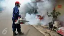 Seorang petugas melakukan pengasapan (fogging) di pemukiman warga di Kebayoran Baru, Jakarta, Sabtu (13/2). Fogging dilakukan guna mencegah wabah penyakit demam berdarah yang sering muncul pada musim hujan. (Liputan6.com/Gempur M Surya)