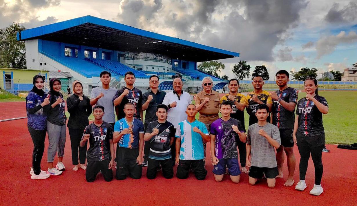 Dalam kunjungannya ke Stadion Depati Amir Pangkalpinang, Ketum KONI Pusat didampingi Waketum V Drs. Tursandi Alwi dan Ketum KONI Bangka Belitung Ricky Kurniawan. (Dok. KONI)