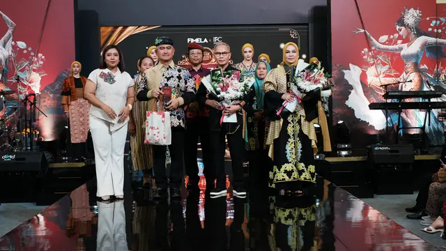 Wali Kota Tarakan Khairul dan Istri Tampilkan Pesona Wastra Tarakan di Parade Wastra Nusantara 2025