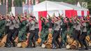 Prajurit TNI dan Polri berkolaborasi memainkan rampak gendang dalam HUT ke-73 Bhayangkara di Monas, Jakarta, Rabu (10/7/2019). HUT Bhayangkara ke-73 ini bertemakan ‘Dengan semangat Promoter, pengabdian Polri, untuk masyarakat, bangsa, dan negara. (Liputan6.com/Faizal Fanani)