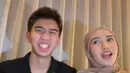 Ayman juga membagikan potret berdua bersama Nadine dengan caption lucu "Eh iya bukan penganggur." Gaya kocaknya menunjukkan sisi bucin Ayman yang belum banyak diketahui publik. Meski tak diumumkan sejak kapan mereka pacaran, keduanya tampak sangat serasi.(Liputan6.com/Tiktok/@dyfteyrry)