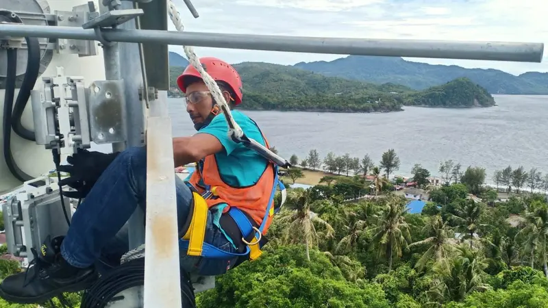 Ilustrasi: Seorang teknisi mengecek BTS 4G XL Axiata di Aceh