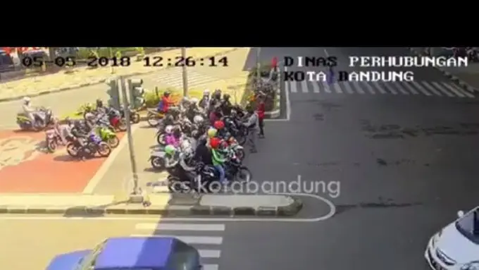 [Bintang] Video Viral: Kocak! Pelanggar Garis Zebra Cross Paskal Bandung Diingatkan Soal Panas Dunia oleh Dishub