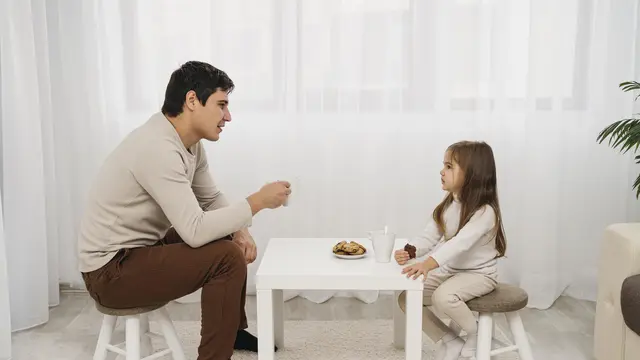 Seorang ayah sedang berbicara dengan anak perempuannya (Foto Dok: Freepik/freepik)