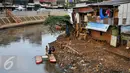 Anak-anak bermain di bantaran sungai Ciliwung, Jakarta, Rabu (18/5/2016). Relokasi warga bantaran sungai Ciliwung akan dilakukan secara bertahap karena rumah susun (rusun) masih dalam tahap pembangunan. (Liputan6.com/Yoppy Renato)